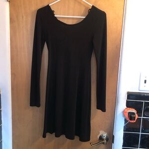 Tie back plan black long sleeve dress.